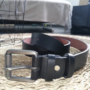<transcy>Black leather belt</transcy>